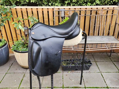 17.5" K&M SURFACE BLOCK DRESSAGE, LOW HEAD, WIDE, BLACK....ON TRIAL