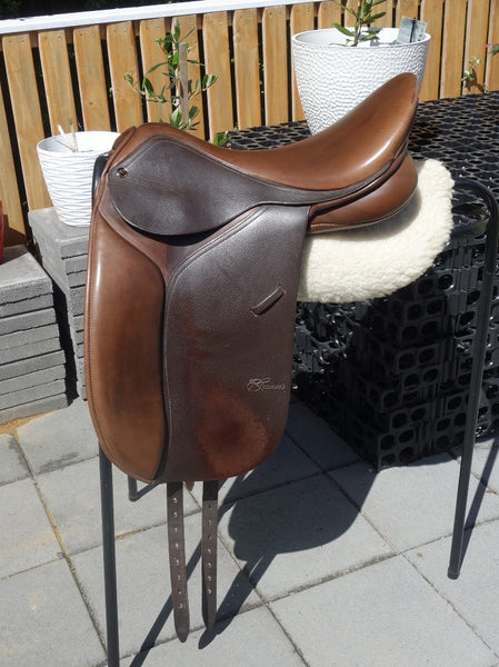 SOLD......17" TRAINERS DRESSAGE SADDLE M GULLET