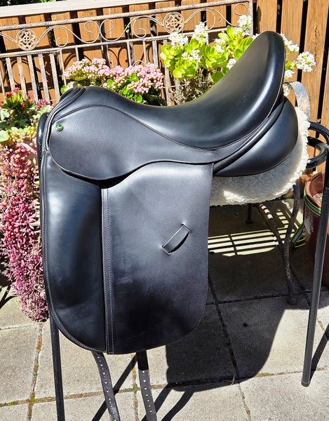 17.5" Ideal Suzannah Dressage saddle 17.5" Wide gullet. Pakenham Vic